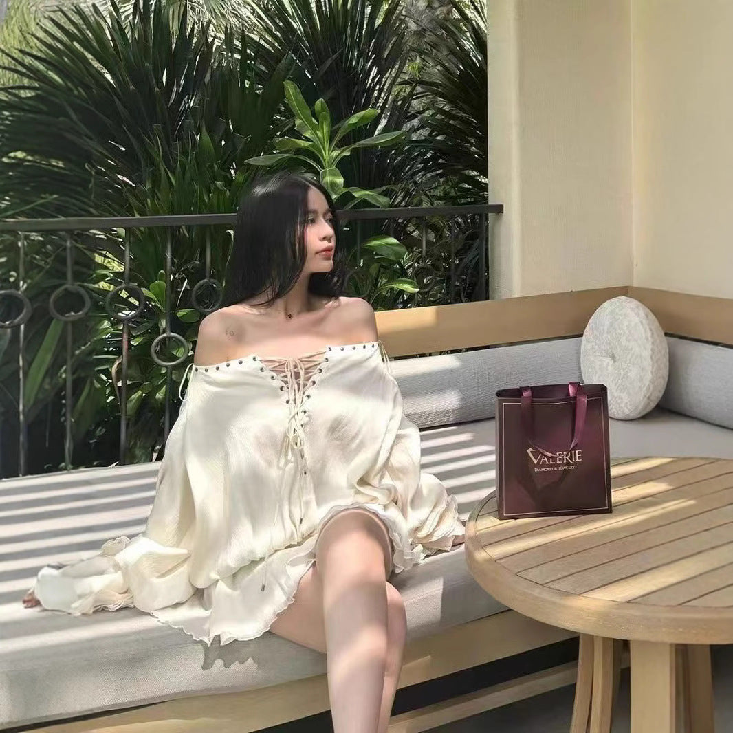 Loose-fitting short dress with bell sleeves and high waist