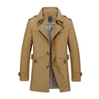 Trench-coat beige pour homme, style classique, double boutonnage, ceinture ajustable, poches latérales, idéal pour mode automne-hiver.
