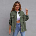 Femme souriante portant une veste en jean vert kaki, chemise blanche et jean bleu. Mode décontractée, tendance automne, style urbain.