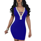 Elégante robe courte moulante col v plongeant dos nu contour strass - Chic&Shines