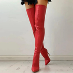 Bottes cuissardes rouges en cuir, talons aiguilles, sol blanc, jupe noire. Mode féminine élégante, tendance chaussures automne-hiver.
