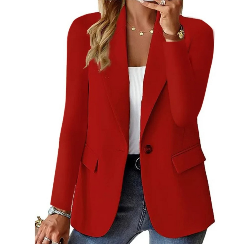 Femme portant un blazer rouge élégant, chemise blanche, jean bleu, accessoires dorés. Mode féminine chic, tenue décontractée, style moderne.
