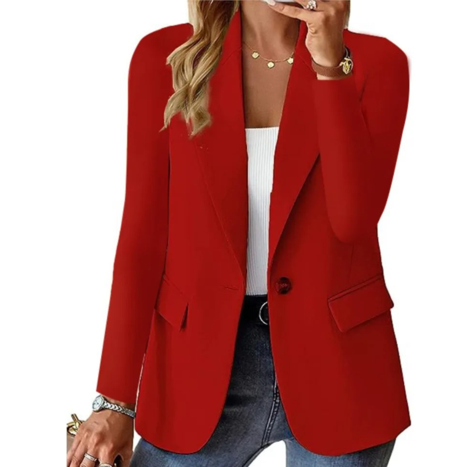 Femme portant un blazer rouge élégant, chemise blanche, jean bleu, accessoires dorés. Mode féminine chic, tenue décontractée, style moderne.