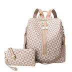 Sac à dos beige à motifs géométriques avec pochette assortie, design moderne, fermeture éclair dorée, idéal pour mode féminine et accessoires tendance.