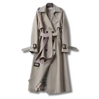 Trench-coat gris élégant avec ceinture, doublure à carreaux, boutons marron, style classique. Mode automne-hiver, vêtement intemporel.