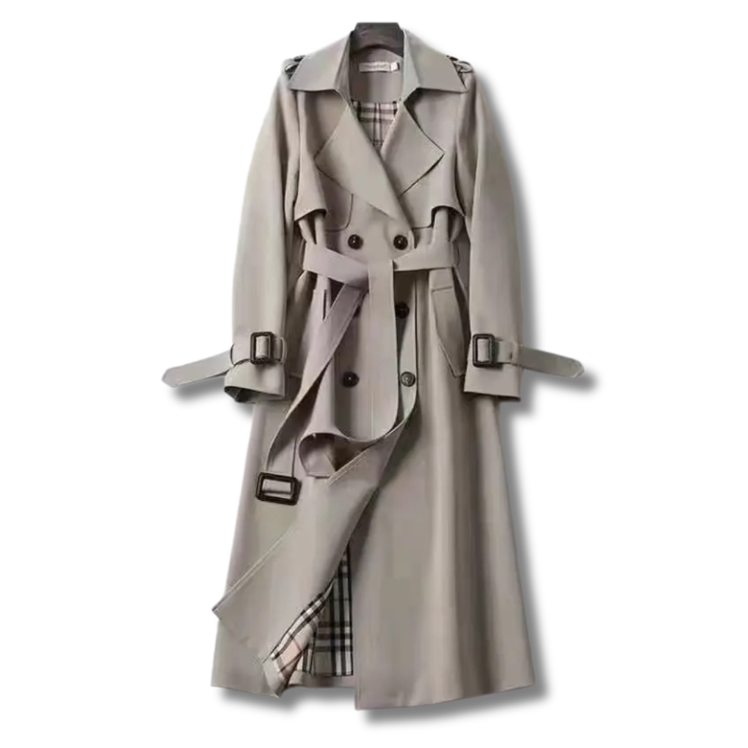 Trench-coat gris élégant avec ceinture, doublure à carreaux, boutons marron, style classique. Mode automne-hiver, vêtement intemporel.