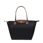 Sac à main noir en nylon avec anses et rabat en cuir marron, design élégant et pratique, idéal pour le quotidien et les sorties.