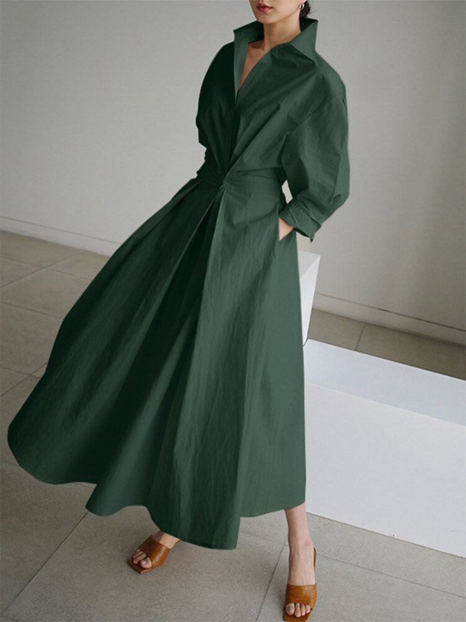 Robe longue verte élégante avec manches longues et col chemise, portée par une femme, style chic et moderne, idéale pour mode automne-hiver.