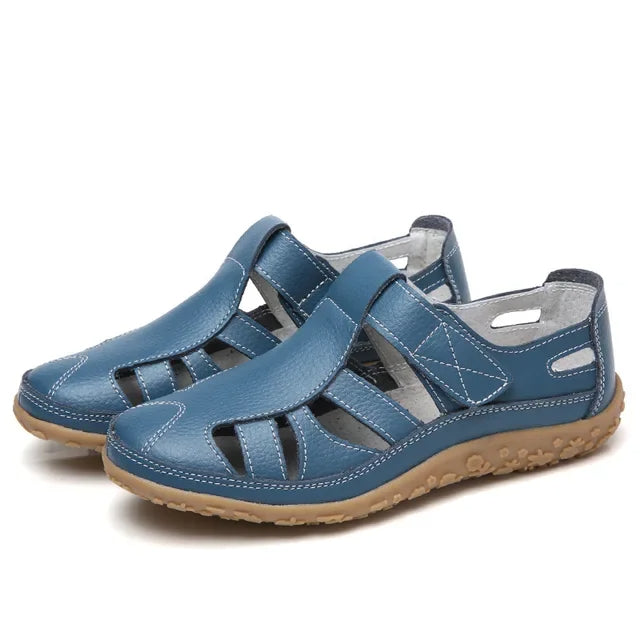Chaussures en cuir bleu pour hommes, style décontracté, semelle antidérapante beige, design ajouré, confortables pour la marche estivale.