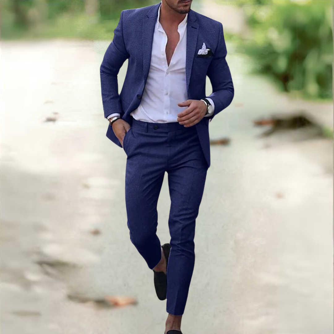 Homme élégant en costume bleu, chemise blanche, marchant en extérieur. Mode masculine, style chic, tenue formelle, tendance vestimentaire.