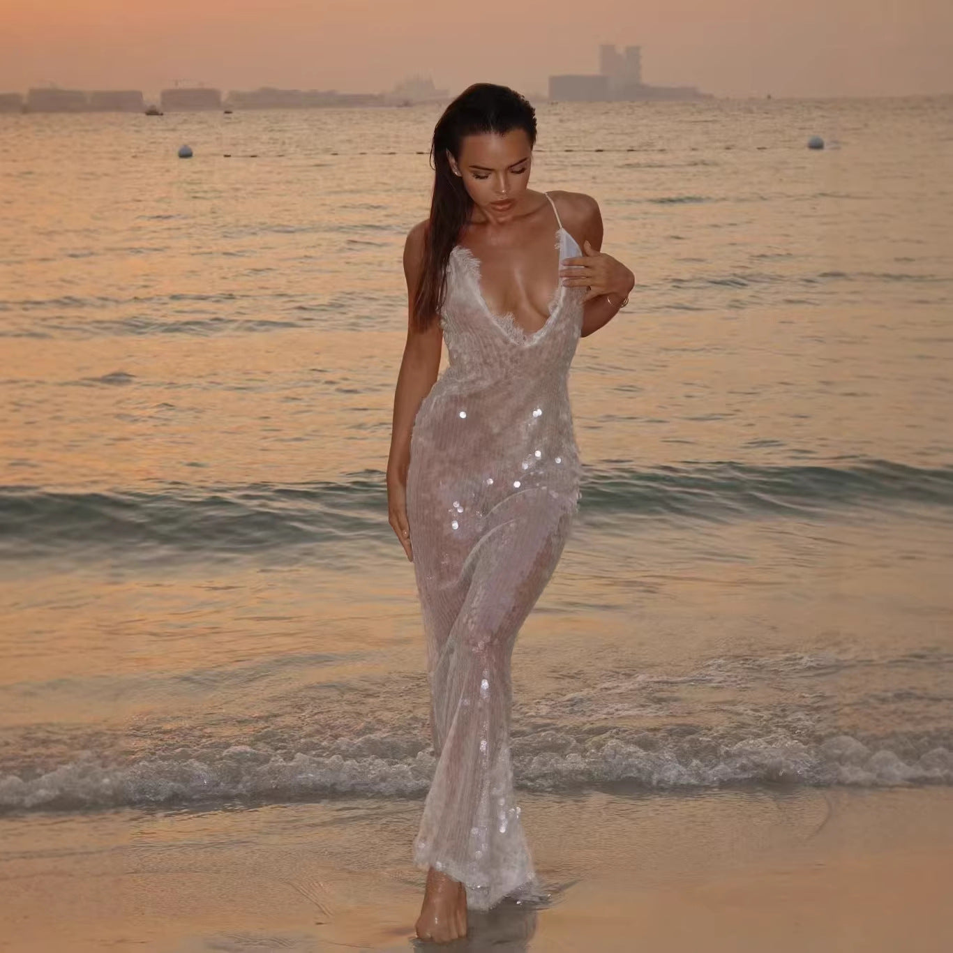 Robe dos nu à paillettes blanc cassé