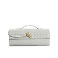 Sac à main en cuir tressé gris avec fermoir doré, design élégant et moderne. Accessoire de mode luxueux pour femme, tendance et chic.