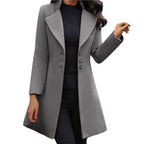 Manteau gris élégant pour femme, coupe longue, col à revers, boutons décoratifs, style automne-hiver, mode chic et moderne.