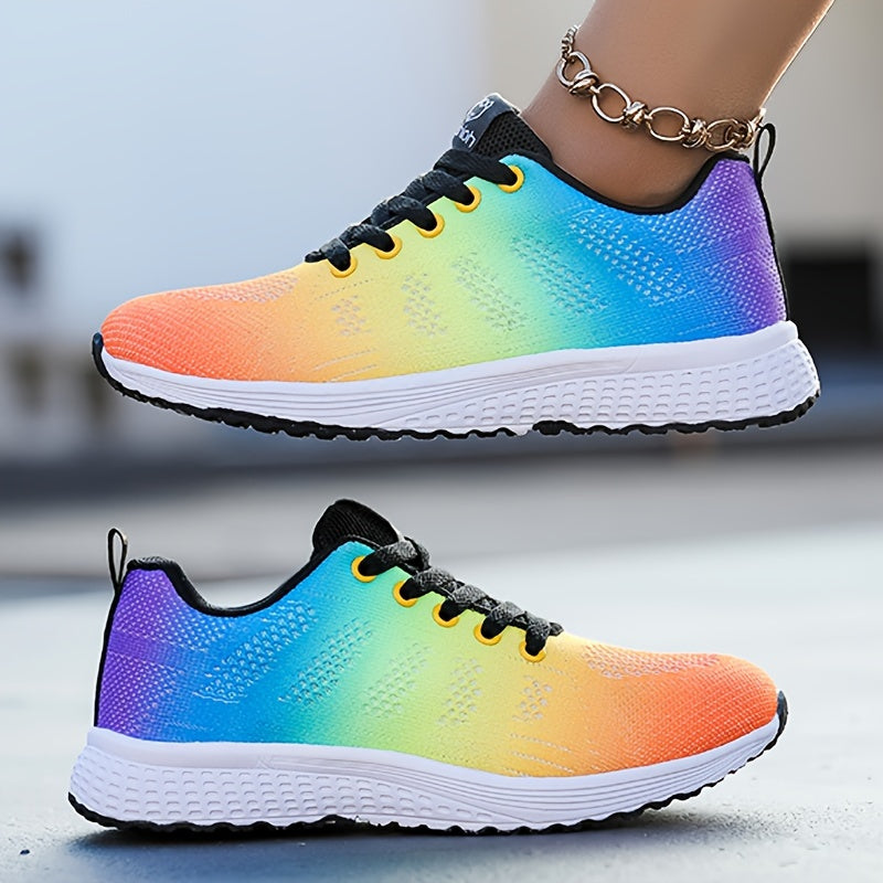 Chaussures de sport multicolores dégradées, semelle blanche, lacets noirs. Design moderne et tendance pour course à pied ou fitness.
