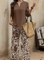 Ensemble haut col V et pantalon imprimé