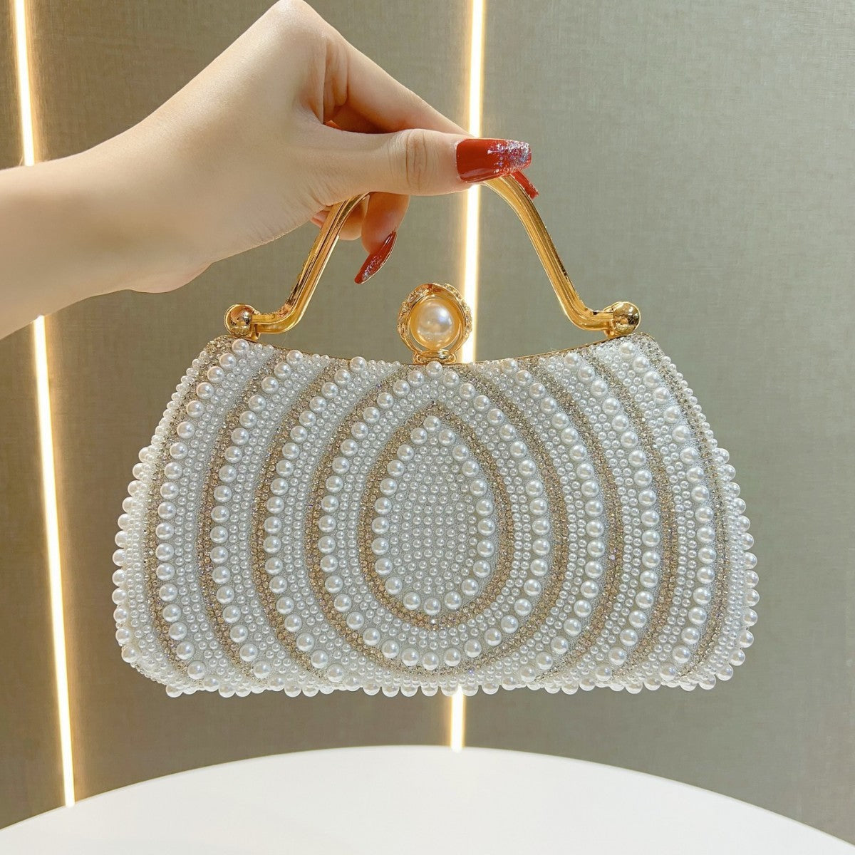 Sac à main à bandoulière en perles et diamants - Chic&Shines