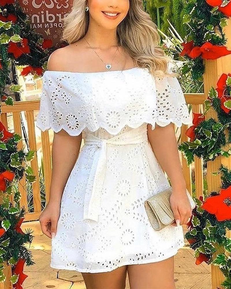 Robe courte blanche asymétrique à ceinture nouée