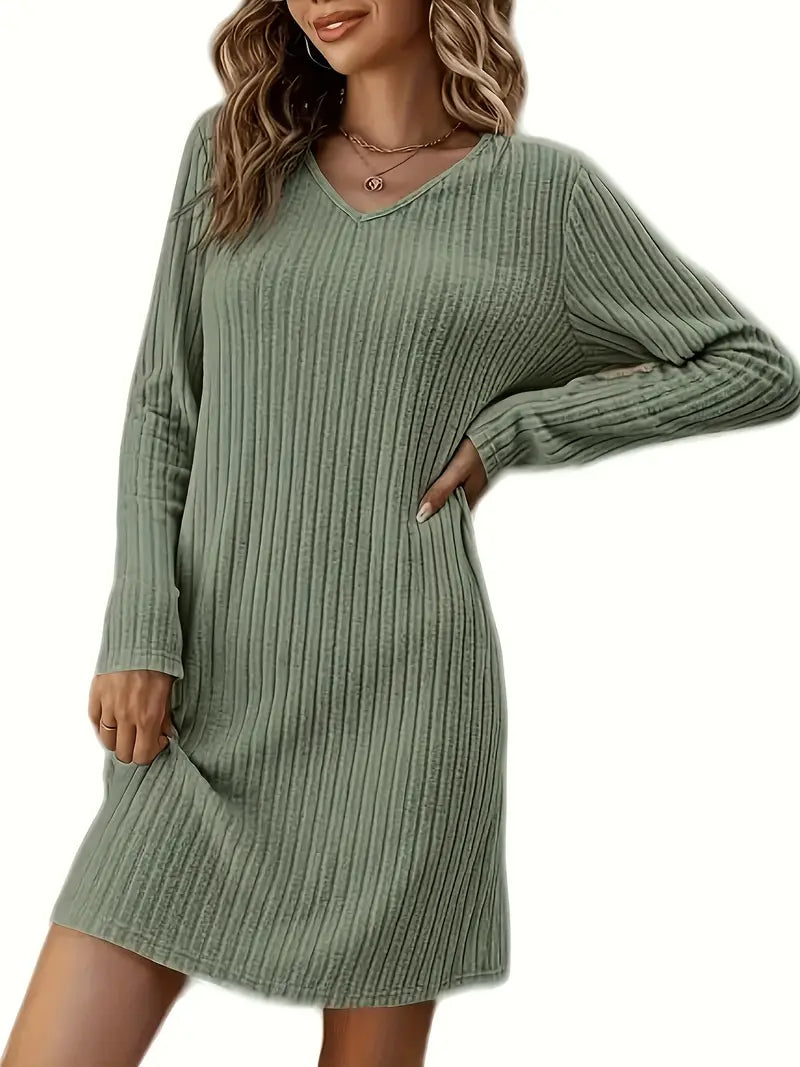 Robe pull femme vert olive à manches longues, col en V, tricot côtelé. Mode automne-hiver, tenue décontractée élégante.