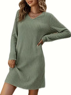 Robe pull femme vert olive à manches longues, col en V, tricot côtelé. Mode automne-hiver, tenue décontractée élégante.