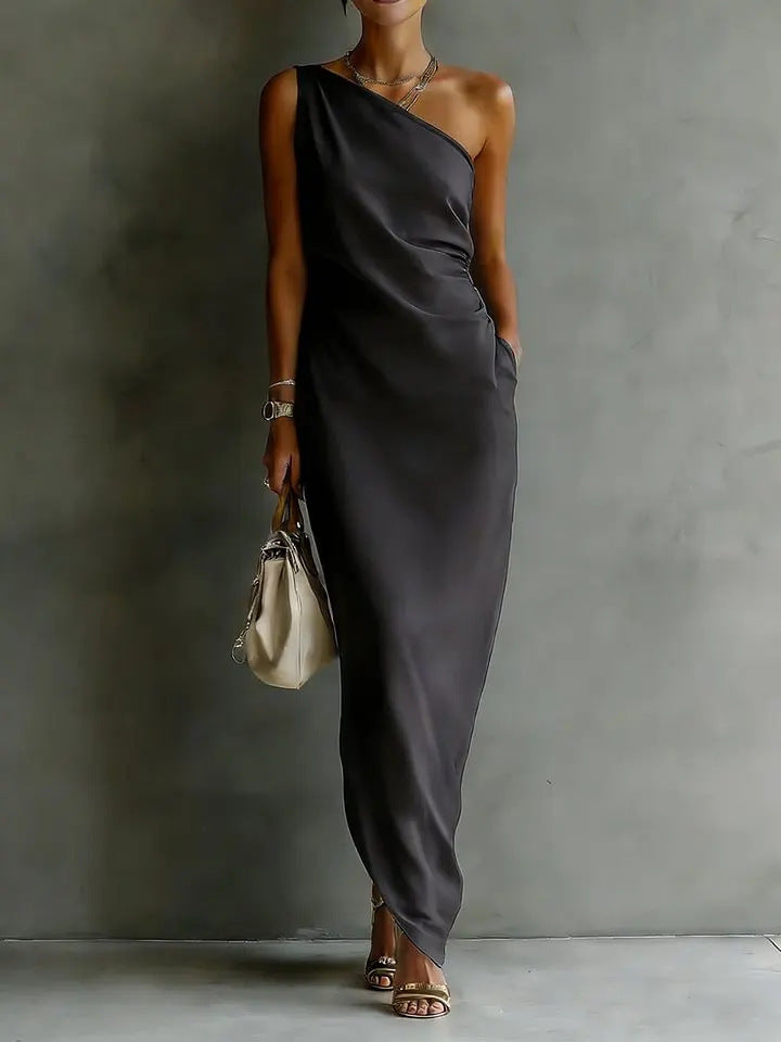 Robe longue satin drapée épaules nues