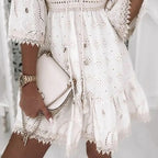 Robe courte col en V et pompons ajourés brodés