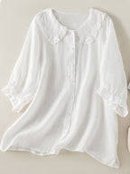 Chemisier blanc en lin avec col à volants et manches trois-quarts, style élégant et décontracté, idéal pour mode féminine printemps-été.
