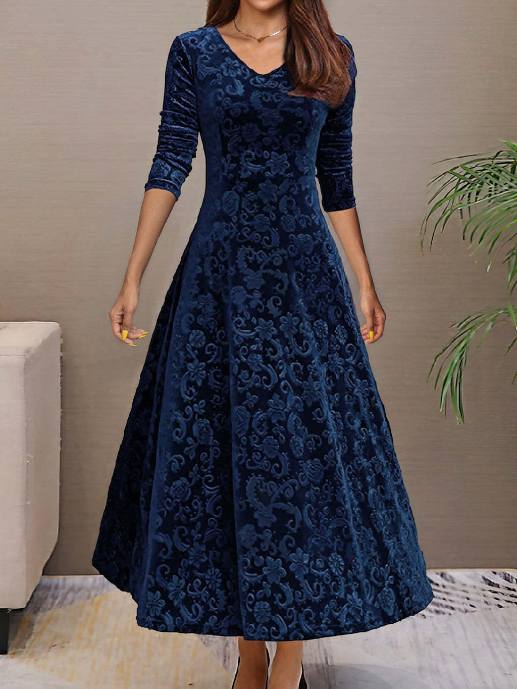 Robe longue en velours bleu marine avec motifs floraux, manches trois-quarts, col en V, élégante et chic, idéale pour soirées et événements formels.