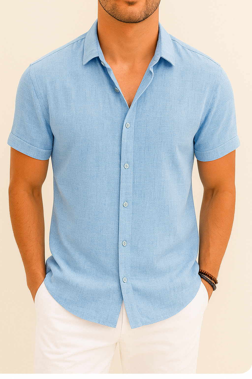 Homme portant une chemise bleue à manches courtes, col ouvert, avec un pantalon blanc. Mode masculine élégante, tenue estivale décontractée.