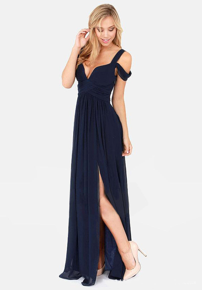 Élégante robe de femme avec épaule ouverte, fente en longueur maxi et motif automnal
