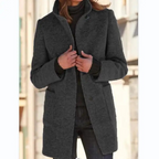 Manteau gris foncé élégant pour femme, style automne-hiver, col montant, poches avant, idéal pour tenue chic et décontractée en ville.