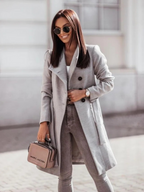 Femme élégante portant un manteau gris, lunettes de soleil et sac à main Marc Jacobs beige, posant en extérieur. Mode automne chic et tendance.