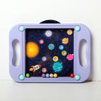 Jouet éducatif en bois sur le système solaire, avec planètes colorées et fusée, fond bleu nuit. Jeu d'apprentissage pour enfants.