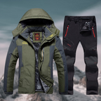 Veste de randonnée imperméable verte avec doublure polaire et pantalon noir, idéale pour l'alpinisme et les activités extérieures en montagne.