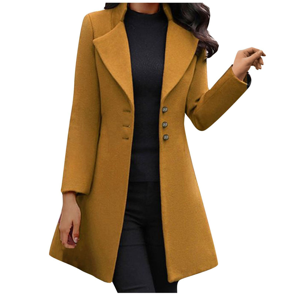 Manteau femme élégant en laine jaune moutarde, coupe longue, col tailleur, trois boutons, porté sur un pull noir. Mode automne-hiver chic.