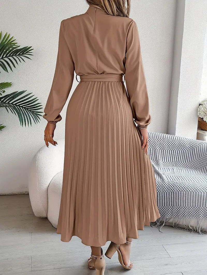 Layla - solid-colored dress with a high collar and pleated waist for fall