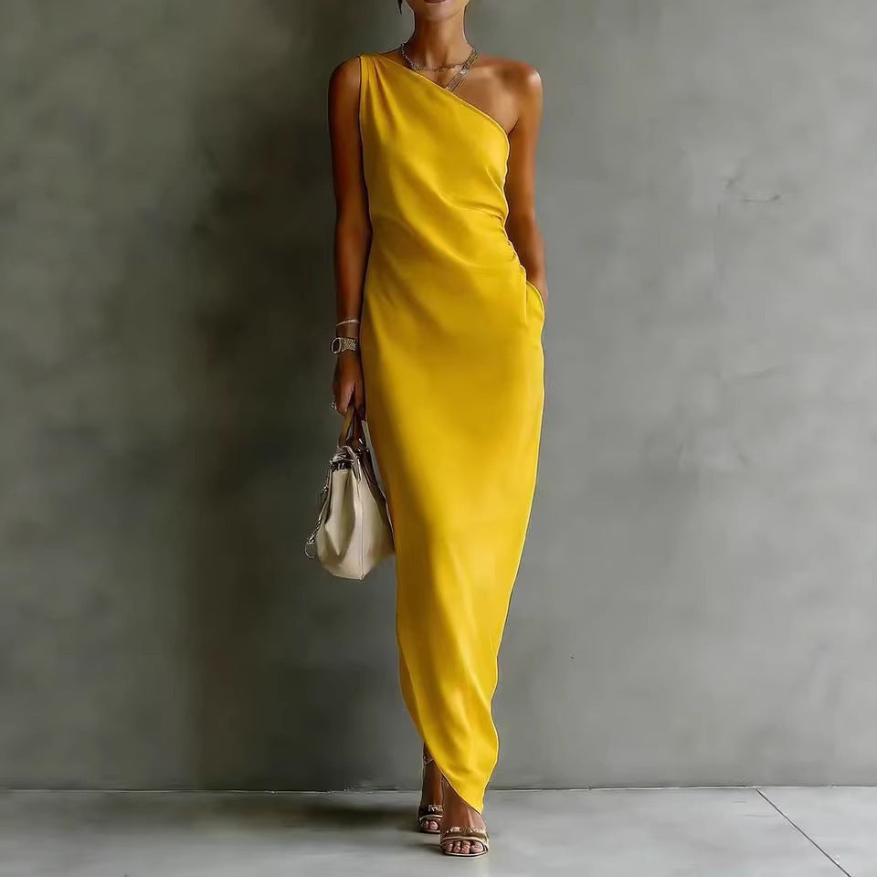 Robe longue satin drapée épaules nues