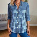 Chemise en jean patchwork pour femme, manches trois-quarts, boutons blancs, portée dans un salon moderne. Mode décontractée tendance.