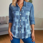 Chemise en jean patchwork pour femme, manches trois-quarts, boutons blancs, portée dans un salon moderne. Mode décontractée tendance.