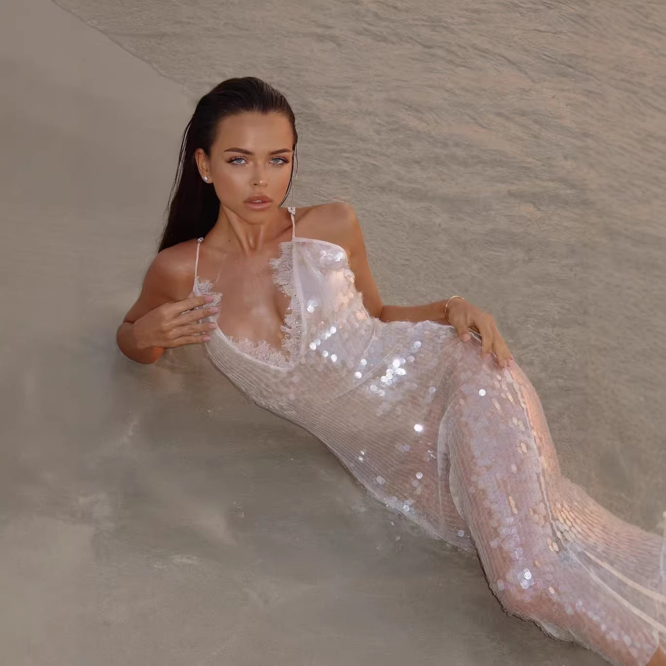 Robe dos nu à paillettes blanc cassé