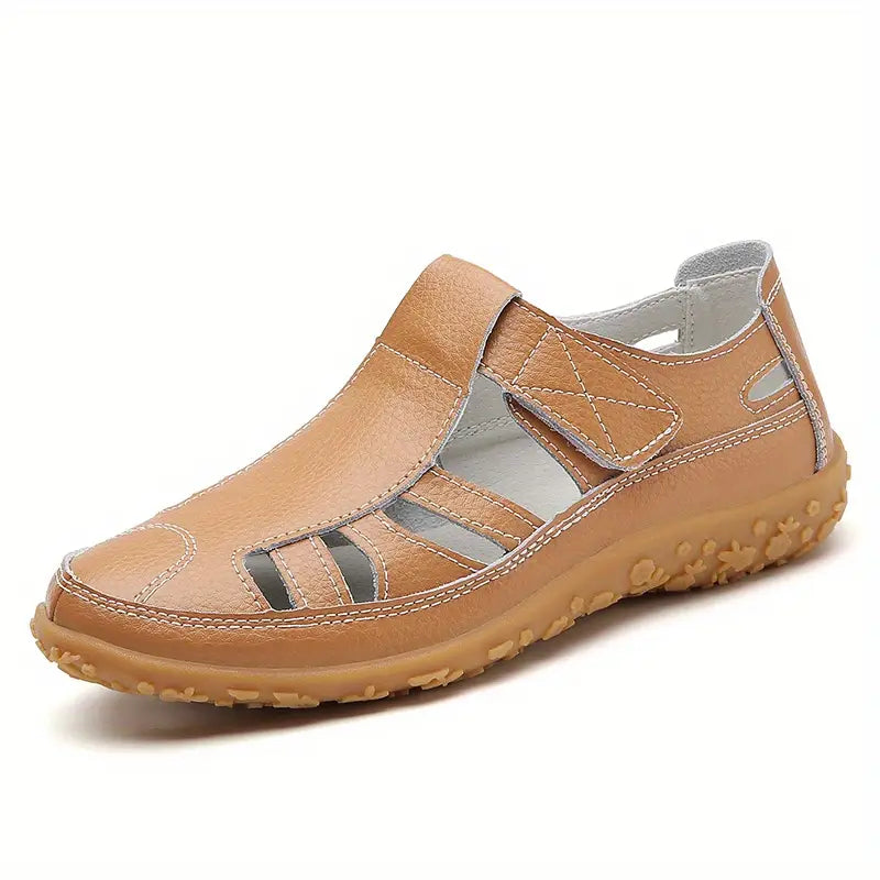 Chaussure en cuir marron pour homme, style décontracté, avec semelle antidérapante et découpes latérales. Idéale pour l'été et les activités en plein air.
