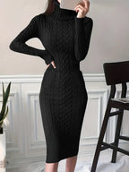 Robe pull noire en tricot torsadé, manches longues, col roulé, ajustée, élégante, femme, mode automne-hiver, intérieur moderne.