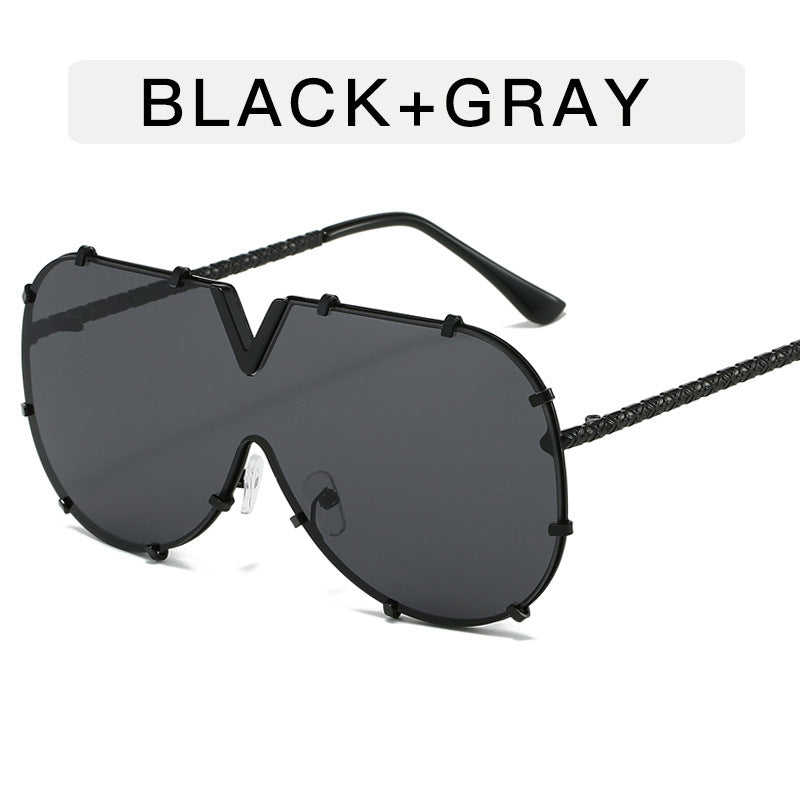 Lunette de soleil V avec rivets en métal - Chic&Shines