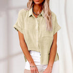 Chemise en lin beige pour femme, manches courtes, col classique, boutons blancs, style décontracté, mode estivale, tenue élégante et confortable.