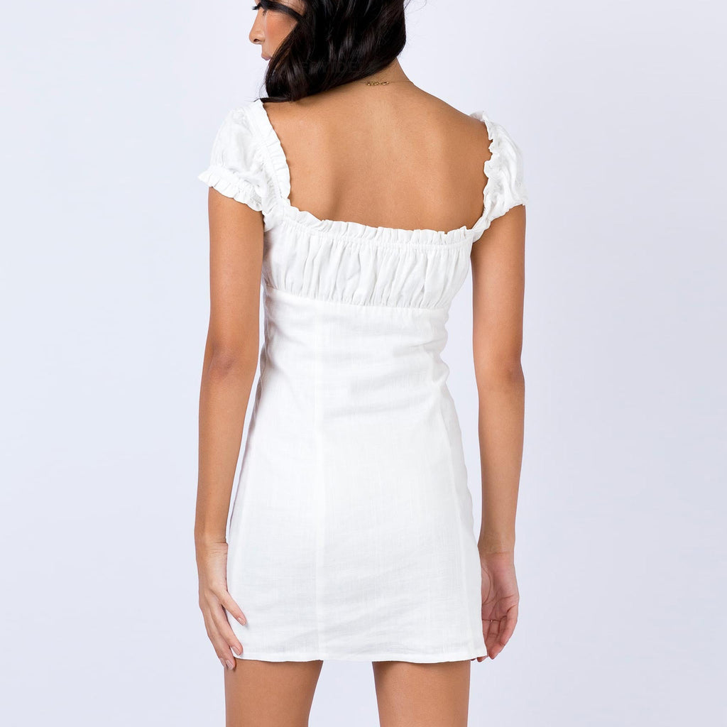 Robe blanche à manches bouffantes et laçage