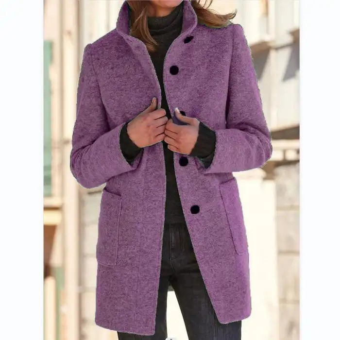 Manteau femme violet élégant, col montant, boutons noirs, poches avant, porté sur pull gris et jean noir, mode automne-hiver tendance.