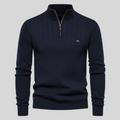Pull bleu marine à col zippé pour homme, design côtelé élégant, idéal pour l'hiver. Mode masculine, vêtement chaud, style décontracté chic.