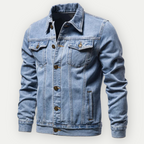 Veste en jean bleu clair pour homme, style classique avec boutons en métal, poches poitrine à rabat, manches longues. Mode décontractée tendance.