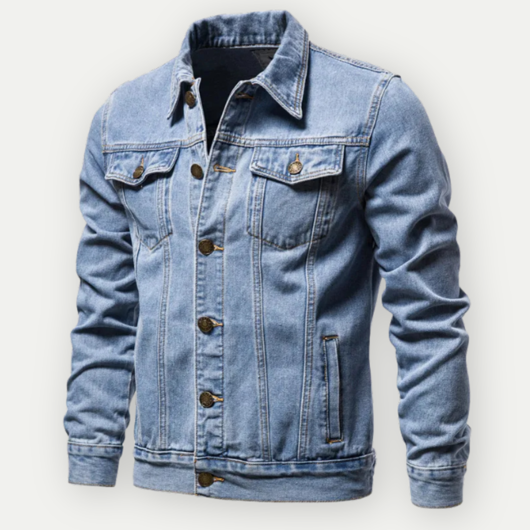 Veste en jean bleu clair pour homme, style classique avec boutons en métal, poches poitrine à rabat, manches longues. Mode décontractée tendance.