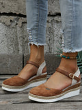 Sandales compensées marron en daim avec bride cheville, semelle en corde tressée, portées avec un jean déchiré. Mode estivale tendance.
