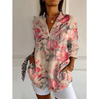 Chemisier femme à fleurs roses, manches longues, col ouvert, boutons, porté avec short blanc. Mode féminine, style décontracté, tendance printemps.